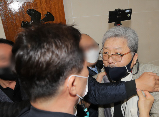 광복회원 김임용씨가 23일 오전 서울 여의도 광복회관에서 상벌위원회의 언론 공개를 요청하며 취재진과 함께 입장하려다 광복회 관계자들의 제지를 받고 있다. 독립운동가 김붕준 선생의 손자인 김 씨는 지난 11일 열린 대한민국 임시정부 수립 기념식에서 김원웅 광복회장의 멱살을 잡아 상벌위에 회부됐다.  연합뉴스